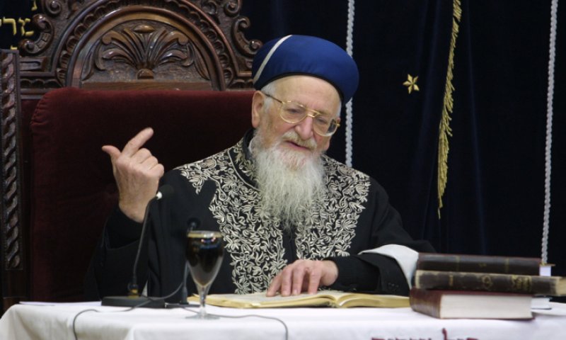 עשור של געגועים: סיפורי מופת על הרב מרדכי אליהו זצ"ל