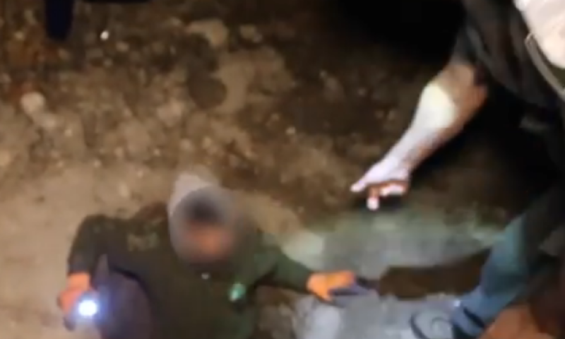 צפו: חוליית שודדי עתיקות נתפסת על חם בתוך מערה