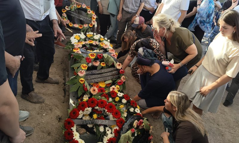 צפו: בניו של דוד לוי אומרים קדיש לזכרו בהלוויה