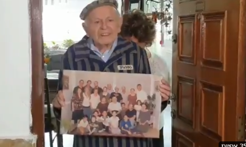 עם מדי אסיר; ניצול השואה קרא: "עם ישראל חי" &bull; צפו: