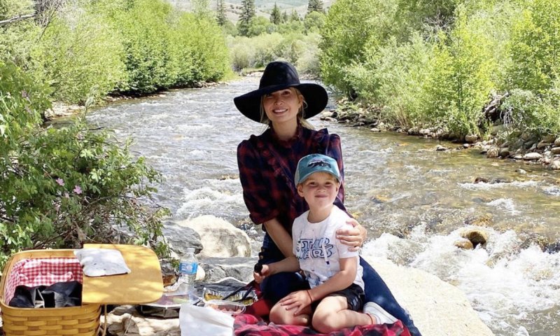 איוונקה טראמפ מציגה לוק פוטוגני בחופשה משפחתית ללא עקבים