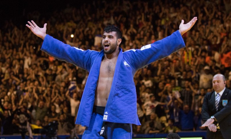 שגיא מוקי זוכה במדליית זהב ובוכה ב'התקווה'