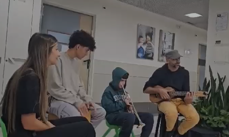 עידן רייכל ניגן לצד החטוף: "תמונת ניצחון באמצע מלחמה"