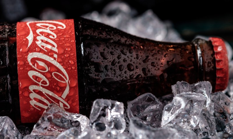 צפו: זו הסיבה שבקבוק קולה קטן עולה יותר מקולה גדול