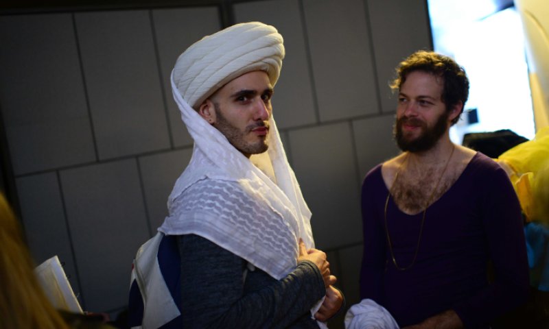 שו"ת: הרב, מותר להתחפש לרב שלי? לאלוקים?