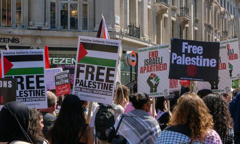 האופוזיציה הבריטית תוותר על ההכרה בפלסטין?