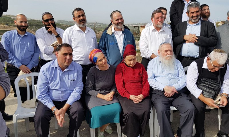 הרב דרוקמן ברך מציב גבול אלמנה בחוות גלעד. צפו