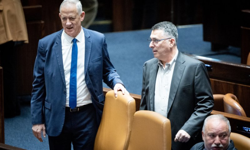 סקר: ליברמן בשיא מנדטים; וכמה סער מקבל לבד?