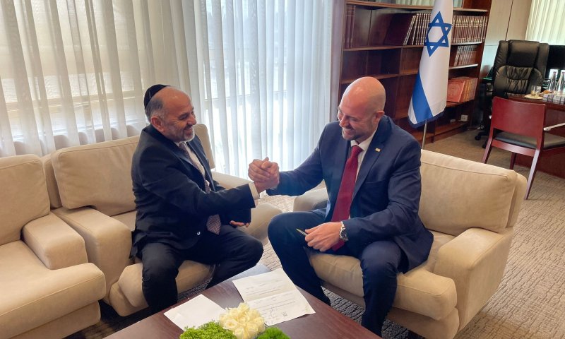 נשאר בכנסת: השר מש"ס משך את מכתב התפטרותו