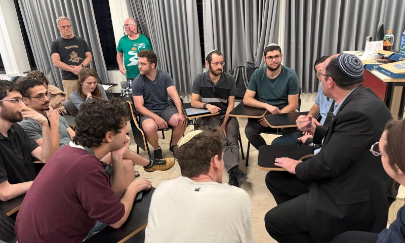 פרופ' בעברית לרוטמן: צריכים לגרש אותך מפה