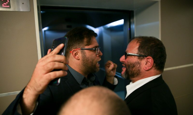 צפו: מכות בין ח"כ עופר כסיף לבין חכ"ל אורן חזן