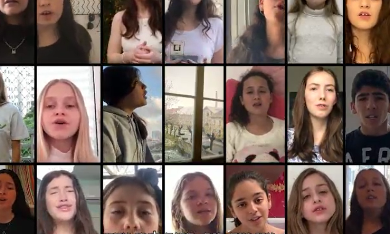 עשרות ילדים מבצעים שיר שכתבה נערה בגטו