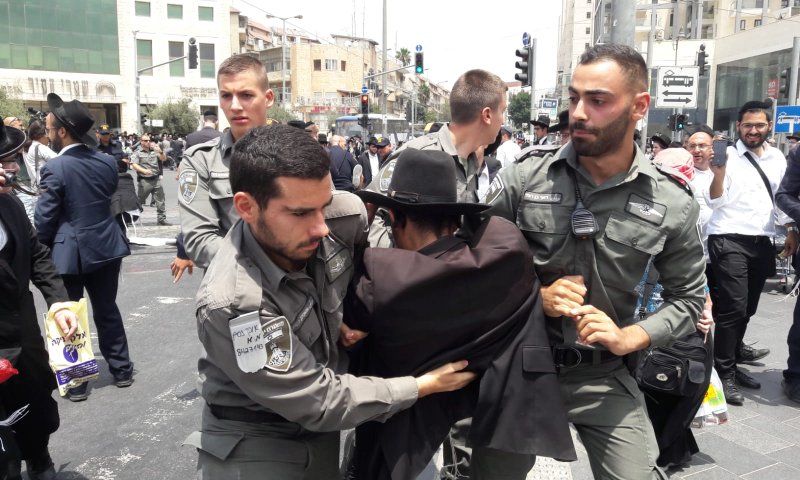 חרדים קיצונים חוסמים כבישים בירושלים; 37 נעצרו