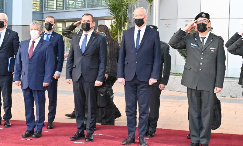 גנץ: "לקחת בחשבון את המשחק הכפול של איראן"