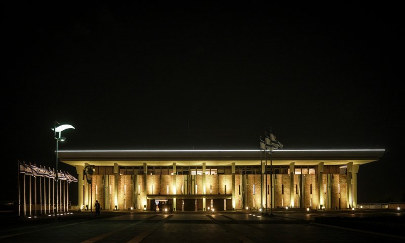 עשרות מבנים ברחבי הארץ הוארו למען החטופים | צפו