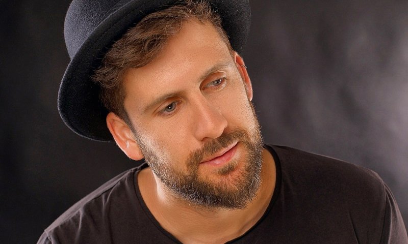 מרגש: יאיר לוי שר "רפא נא" לקצין שנפצע &bull; צפו