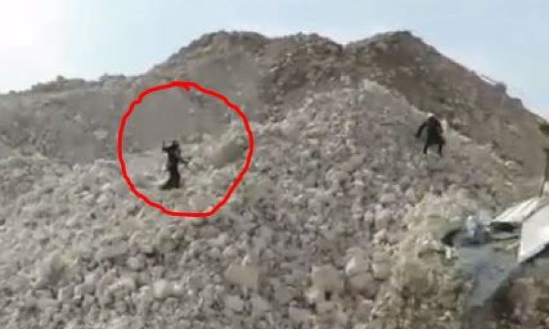 בלתי נתפס: שוטר מיידה אבנים על מפגין חרדי. צפו