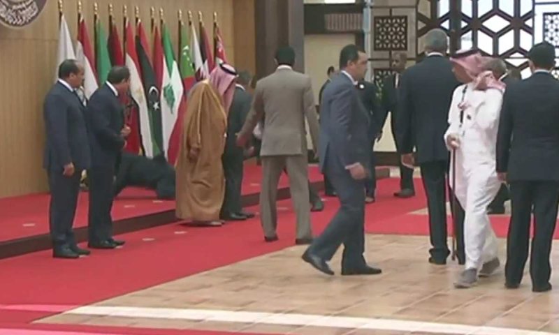 צפו: נשיא לבנון מתרסק על הרצפה בועידה הערבית