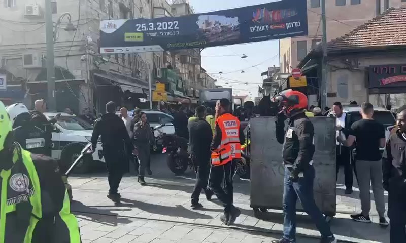 מחנה יהודה: ירי לעבר חשודים שתקפו שוטרים