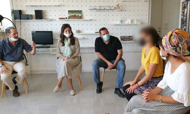 השרה בבית לנערות בסיכון: "נותן לנו אפשרות לקוות"
