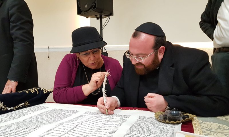 מרים פרץ כתבה אותיות בספר התורה של עם ישראל