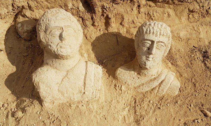 יצאה לטייל בגשם ומצאה פסלים מלפני 1700 שנה