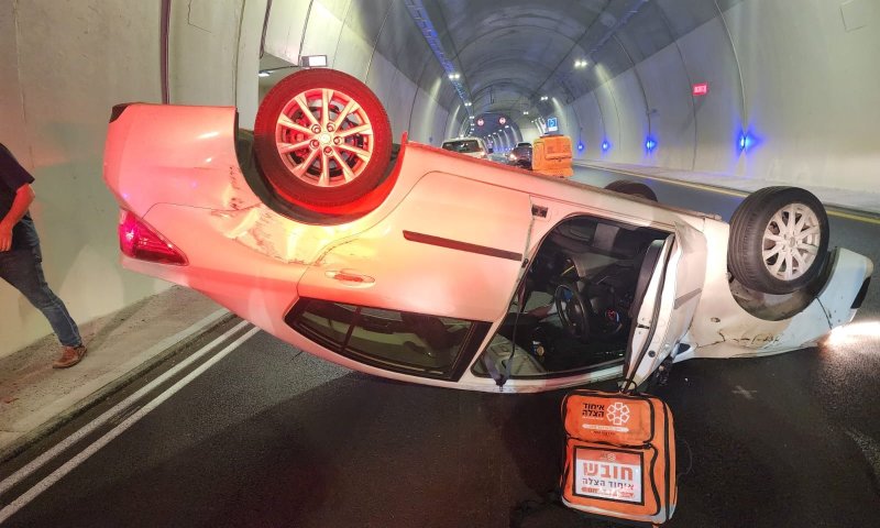 כביש 16 נסגר לתנועה בגלל התהפכות רכב במנהרה