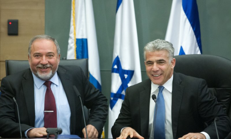 סקר מנדטים: לפיד נצמד לנתניהו; ליברמן מזנק