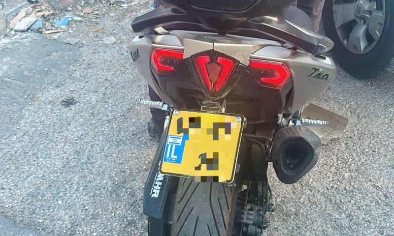 כתב אישום: בתום מרדף- השליך אקדח מתחת לניידת וניסה לברוח