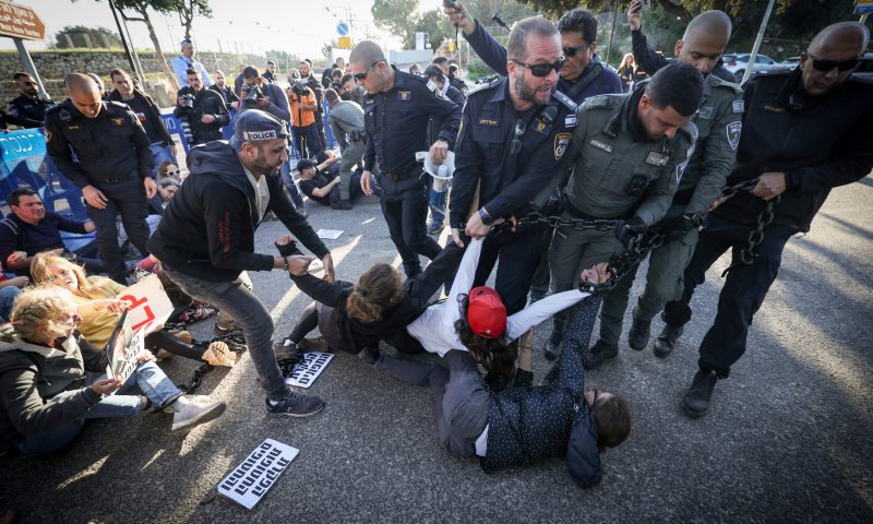 המחאה בשערי הכנסת: חמישה מפגינים נעצרו
