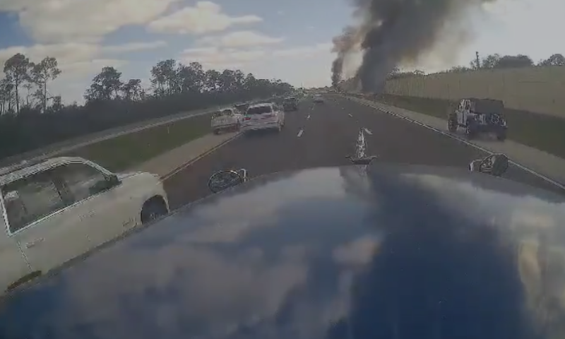 באמצע כביש מהיר: המטוס התרסק לעיני הנוסעים | צפו