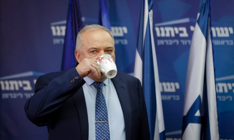 דיסטל-אטבריאן לליברמן: "אתה אנטישמי!" | צפו