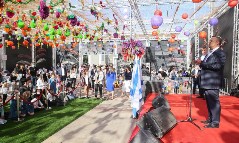 רבבות בסוכתו של משה ליאון בכיכר ספרא