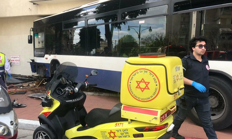 אוטובוס התנגש בקיר ברמת גן, 3 נפצעו