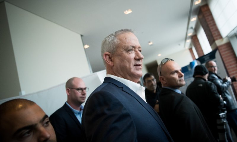 גנץ מרגיע: "שוטרים לא יוכלו לפרוץ לבתים"