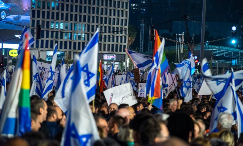 עליית מדרגה: צעיר תקף מפגינים בגז מדמיע