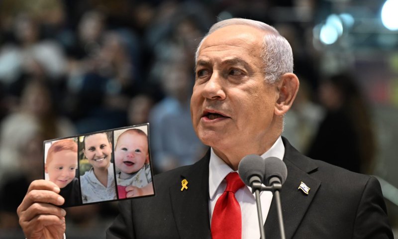 נתניהו הציג תמונה של משפחת ביבס: אנחנו נביס את המפלצות בעזה