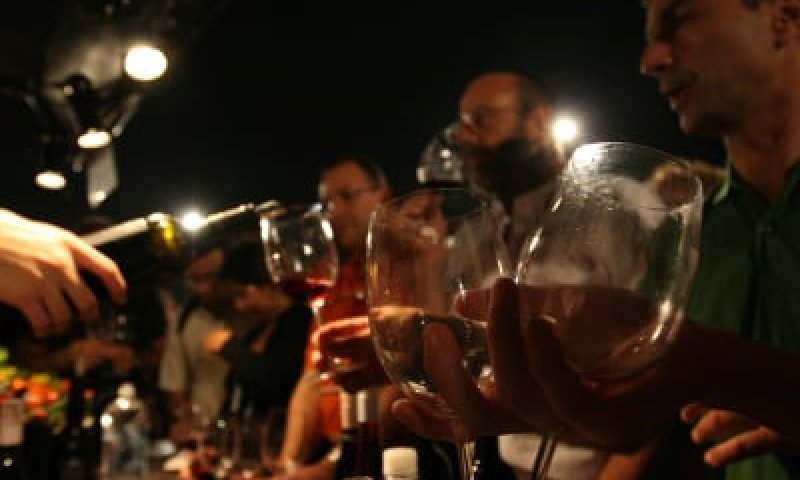 הרבנות הראשית מזהירה: מלונות יוקרה מגישים יין נסך