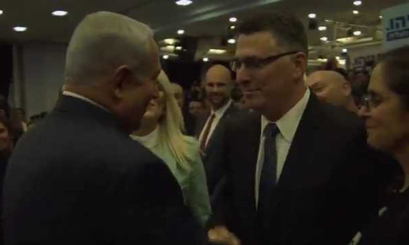 ימות המשיח: צפו בלחיצת היד בין נתניהו לסער