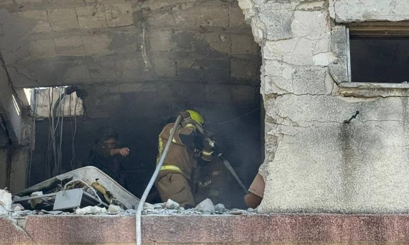 פגיעה ישירה במבנה בקריית שמונה; נזק כבד נגרם לבניין