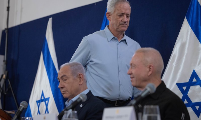 המחלוקת בקבינט: איזנקוט וגנץ רוצים עסקה עכשיו