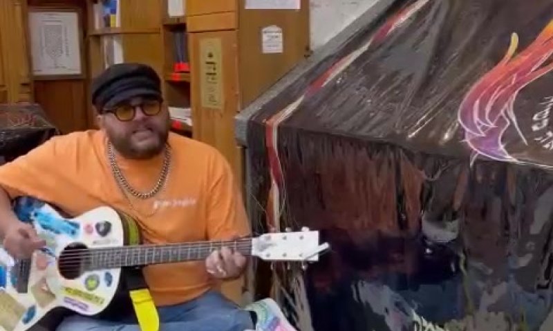 לקראת ראש השנה: אליאב זוהר עם המתפללים באומן. צפו