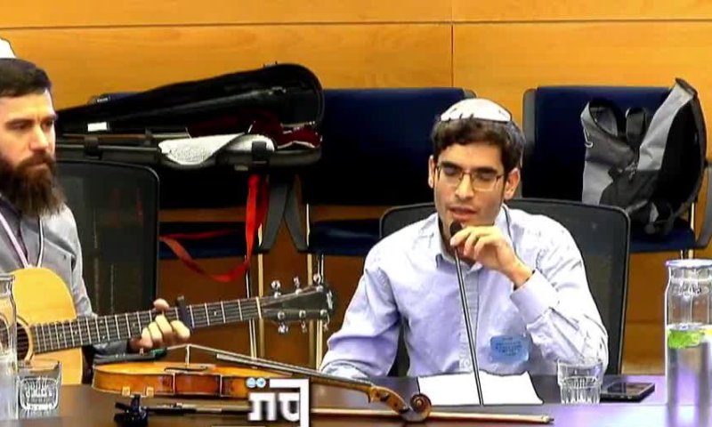 אחרי שנפצע בעזה: הרב ישי אנגלמן בהופעה מרגשת בכנסת. צפו