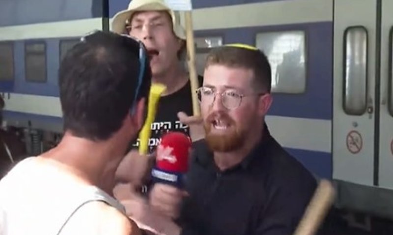 טירוף: עיתונאי ערוץ 14 הותקף באלימות בשידור.צפו