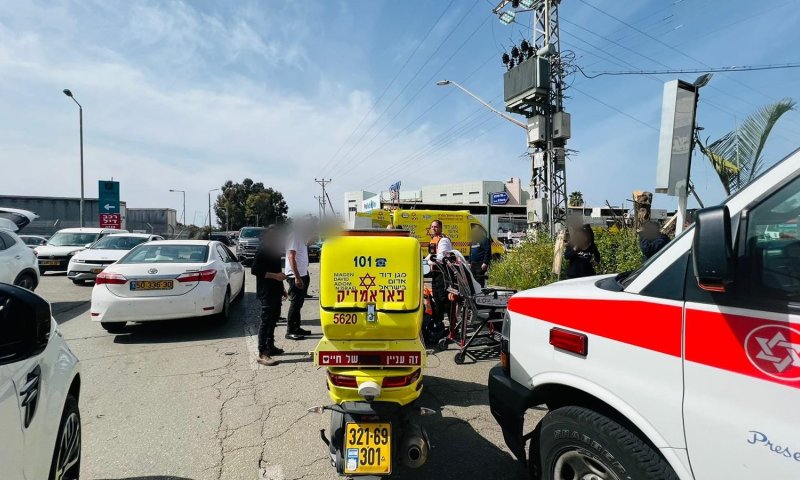 רוכב אופנוע נפגע מרכב בכפר סבא, מצבו קשה
