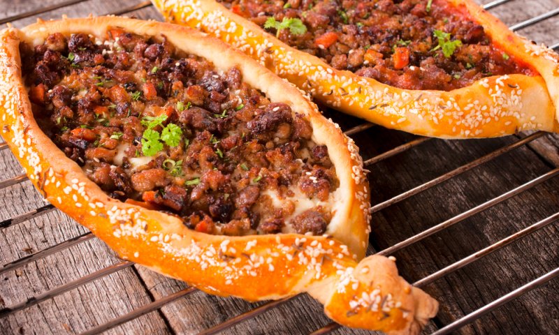 זו הסיבה שאתם צריכים להכין פיצה בשרית לשבת