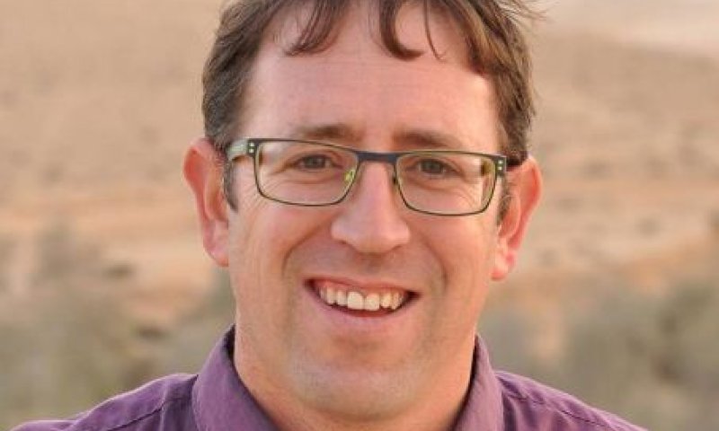 קרב בין העתונאים הסרוגים: "לא יודע איזו תורה למדת"