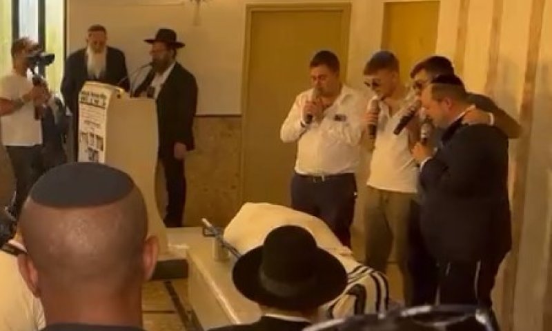 מרגש | בניו של דדי גראוכר שרים בדמעות את שיריו.צפו