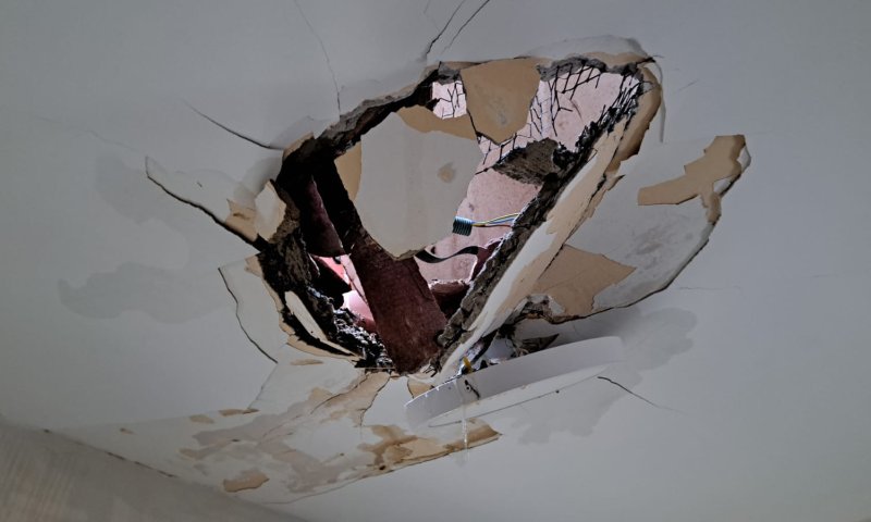 מזג האוויר הסוער: הדוד עף מהגג ופער חור בתקרה