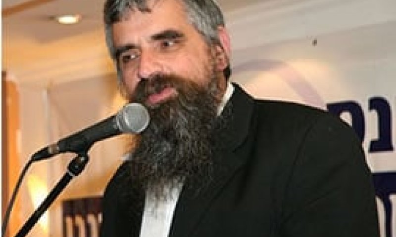 הרב שרלו: יש לארח מסתננים בהתנחלויות